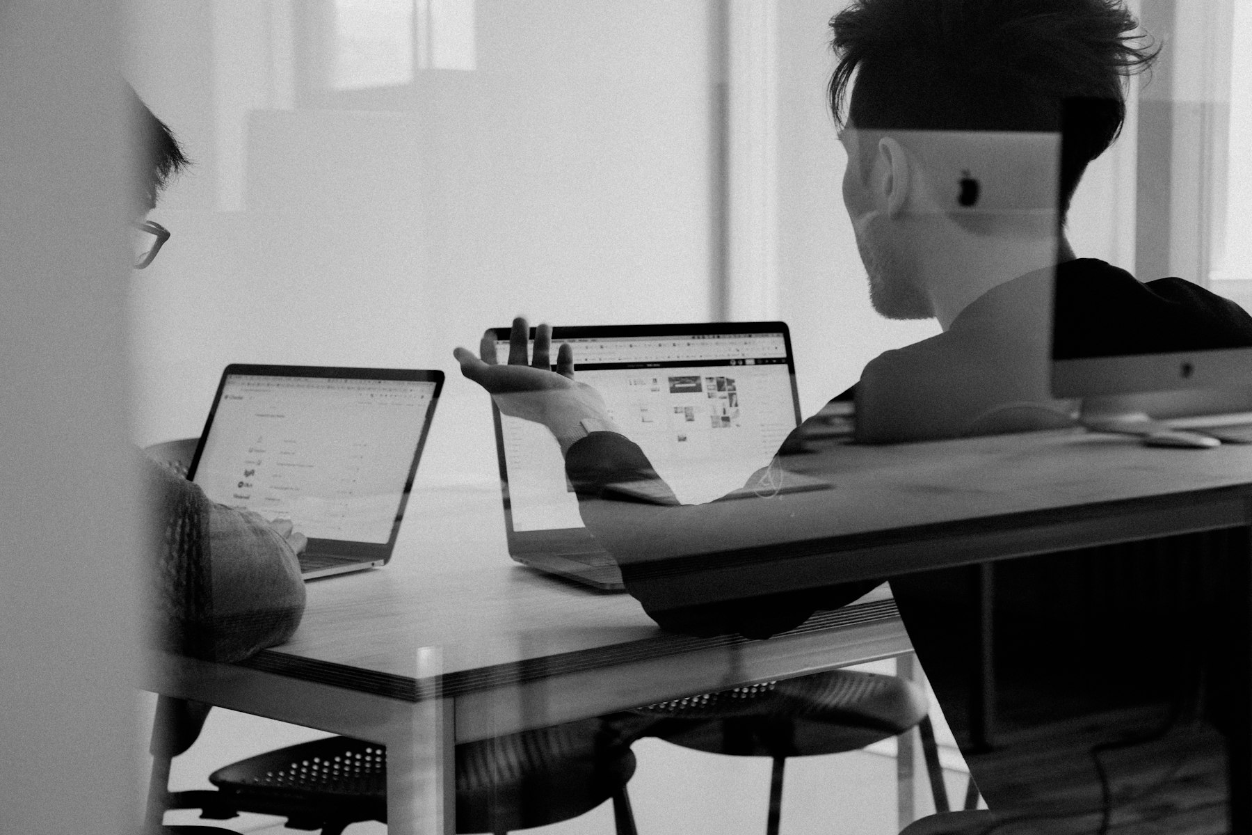 Person am Arbeitsplatz, von hinten