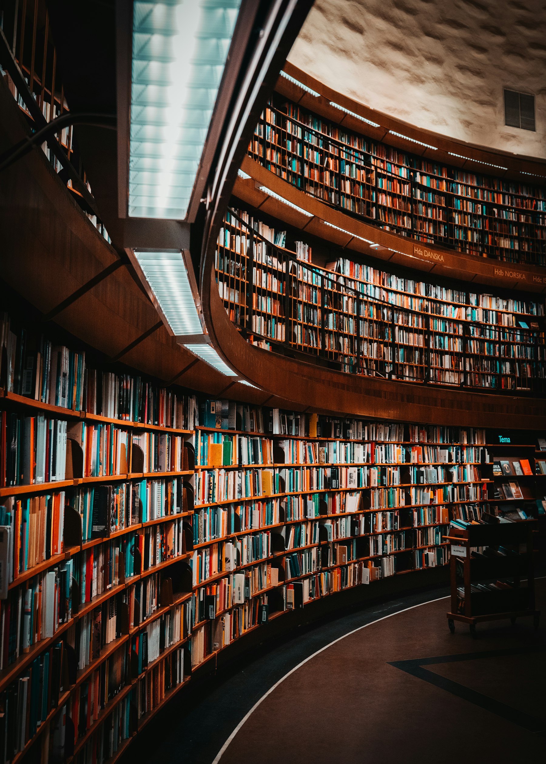 Ruhige Bibliothekshalle